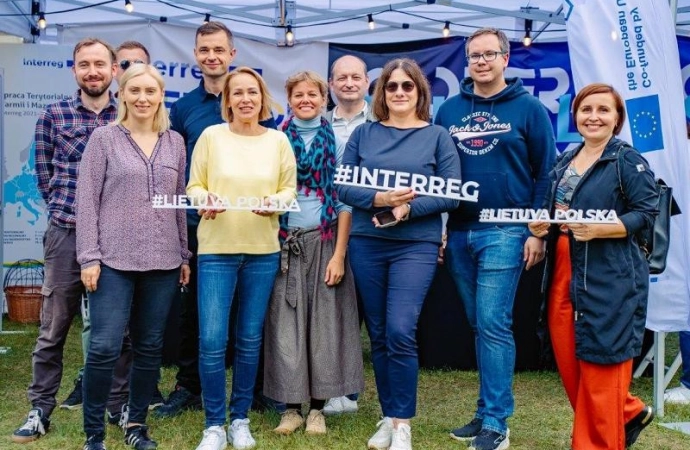 {Goście z Litwy oraz samorządowcy z gmin Budry i Kowale Oleckie realizującyprojekty transgraniczne z Programu INTERREG Litwa-Polska świętowali Dzień Współpracy INTERREG.}