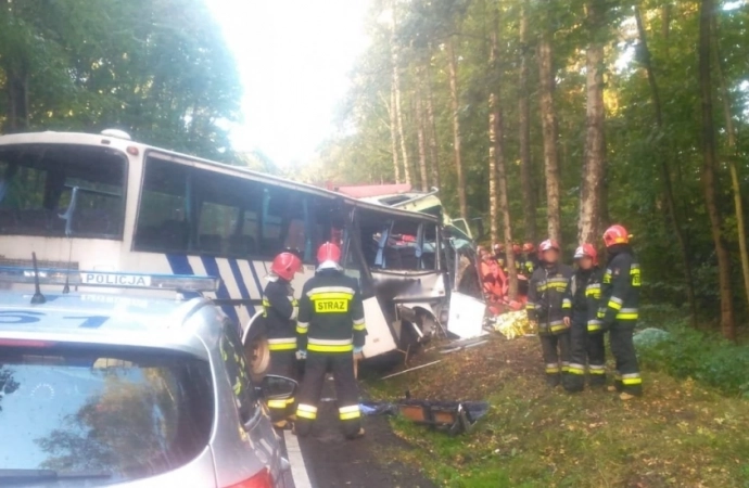 {W poniedziałek rano doszło do zderzenia ciężarówki z autobusem wiozącym dzieci.}